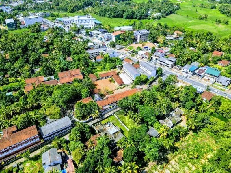 නිට්ටඹුව නගර මධ්‍යයෙන් සුපිරි බිම් කොටසක්