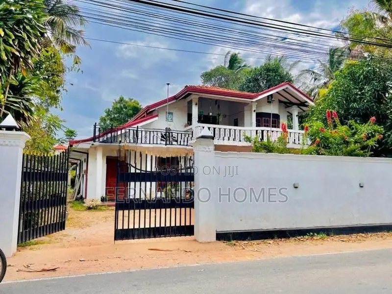 21.5 Perches Good Area Valuable Land Upstairs House For Sale In Negomb