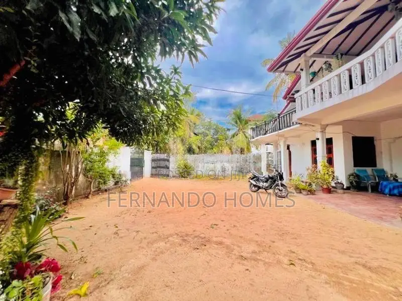 21.5 Perches Good Area Valuable Land Upstairs House For Sale In Negomb