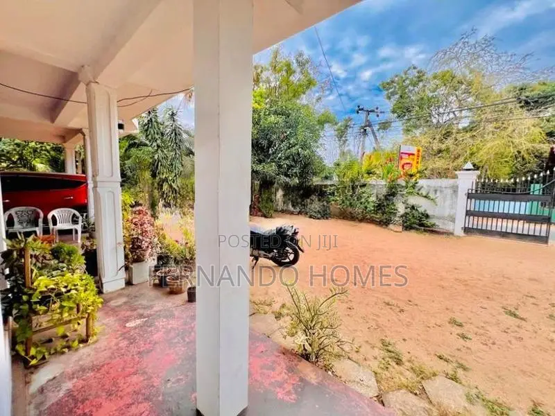 21.5 Perches Good Area Valuable Land Upstairs House For Sale In Negomb