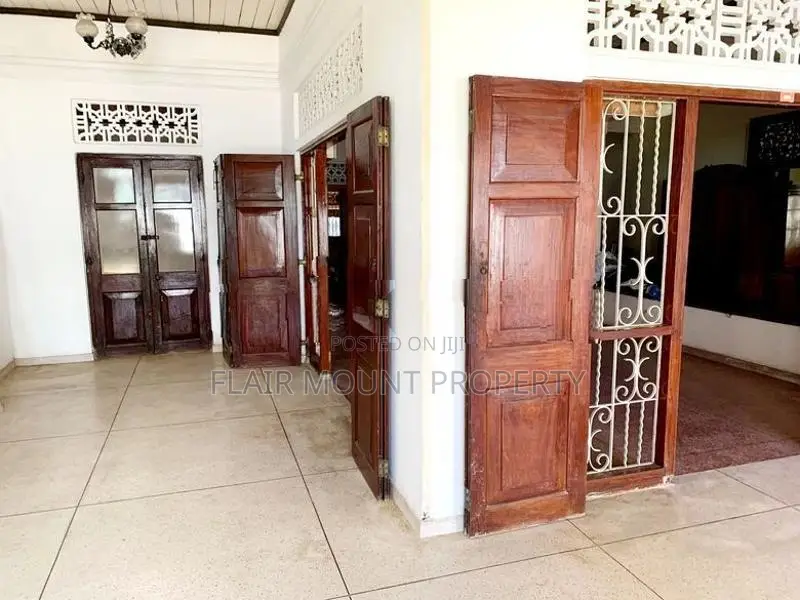 Land for sale with an old house in Mount lavinia