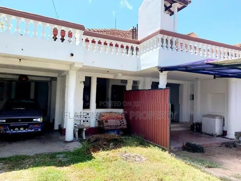 Land for sale with an old house in Mount lavinia