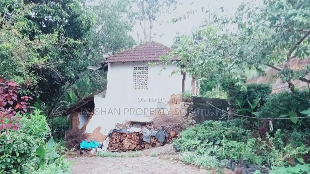 Old Two Story House for Rent in Etampitiya