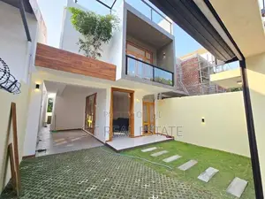 Modern Designed Luxury Three Storey House for Sale in Pelawatta Town