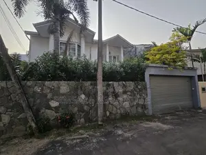 4 BR Two-Storey House In an Execlent Neighbourhood - Pelawatta | SH153