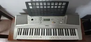 Yamaha E313 Keyboard with Violin