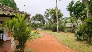 කඩවතින් වටිනා බිම්කොටස්