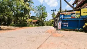 උඩුගම්පොළින් ඉඩමක්