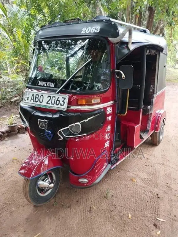 Bajaj RE 2016