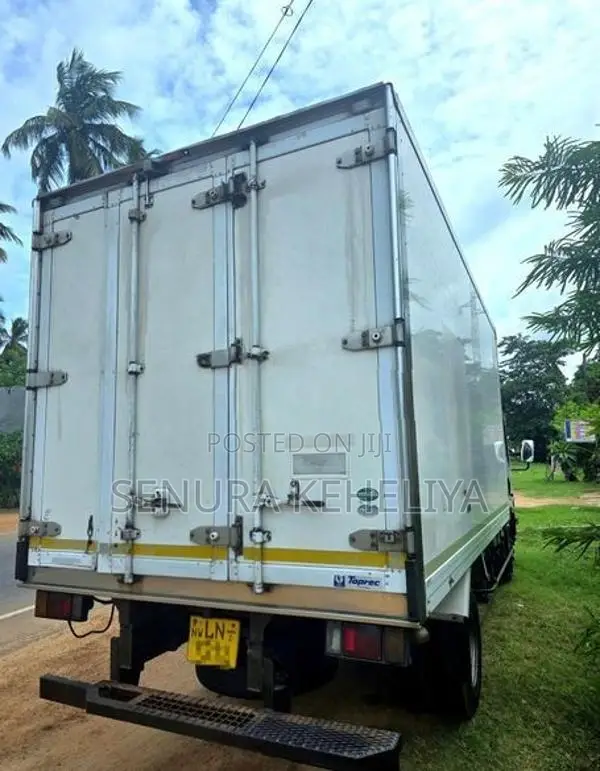Isuzu Elf Freezer 2011
