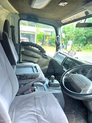 Isuzu Elf Freezer 2011