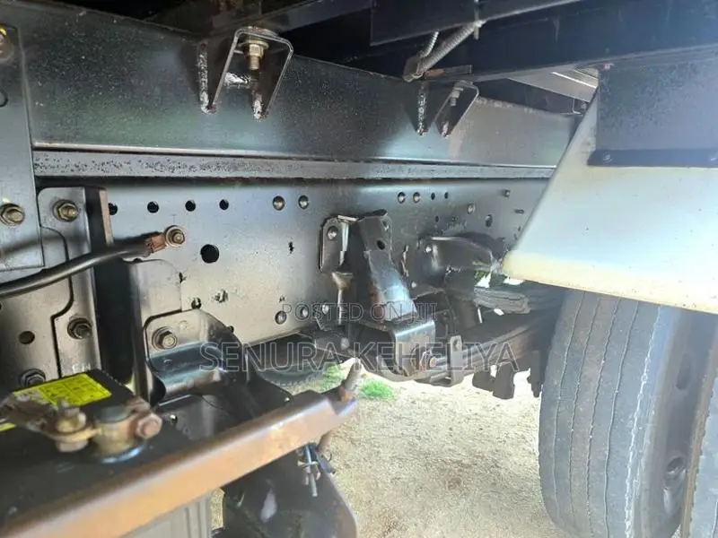 Isuzu Elf Freezer 2011