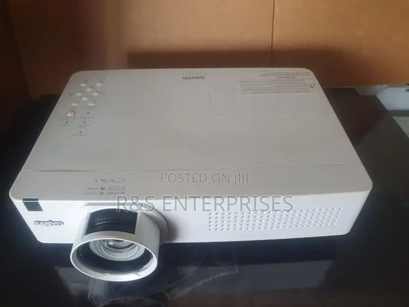 Sanyo XU 355 - 3500 Lumens Daylight Projector