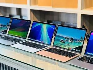 Apple MacBook Air M1 Chip +8GB RAM 256GB SSD.