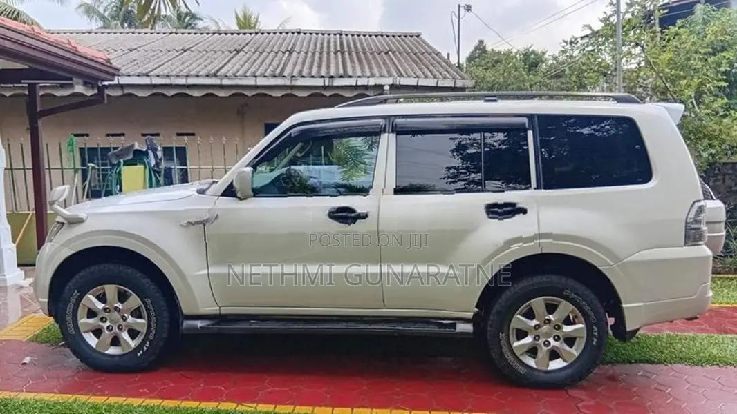 Mitsubishi Montero V98 2013