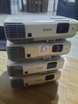 Epson EB-E905 Daylight Projector