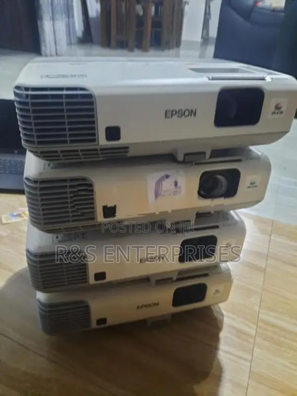Epson EB-E905 Daylight Projector