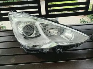 toyota aqua head light