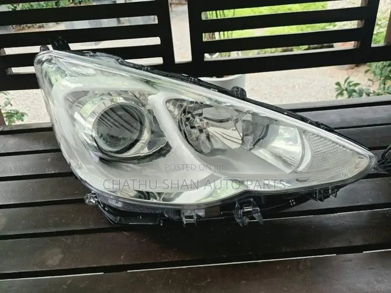 toyota aqua head light