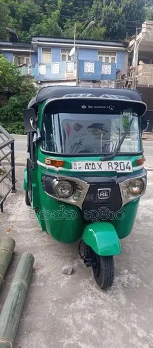 Bajaj RE 8204 2015