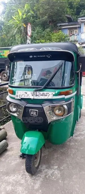 Bajaj RE 8204 2015