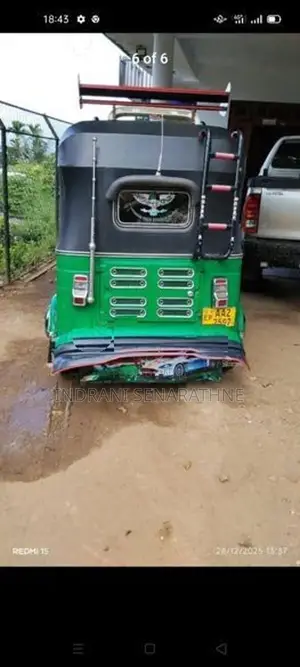 Bajaj RE 205 2015