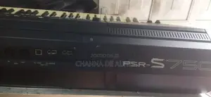 Yamaha PSR S750 Keyboard