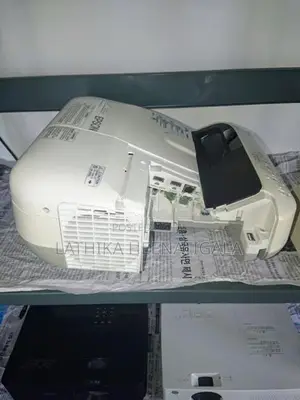 Multimedia Projector EPSON EB585W ultra short throw lumens 3300