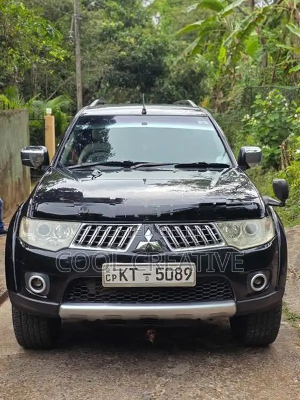 Mitsubishi Montero 2012