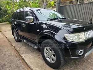 Mitsubishi Montero 2012