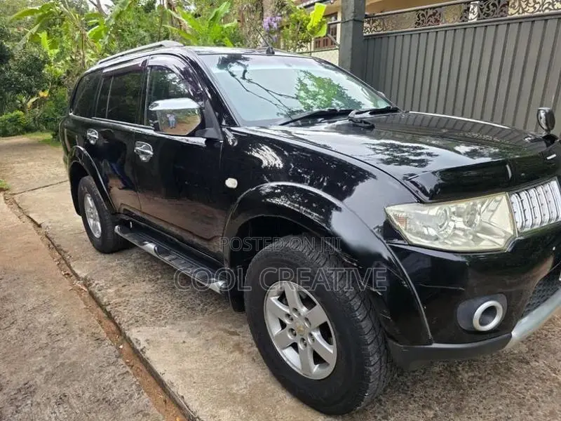 Mitsubishi Montero 2012
