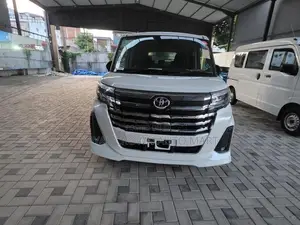 Toyota Roomy Custom GT 2025