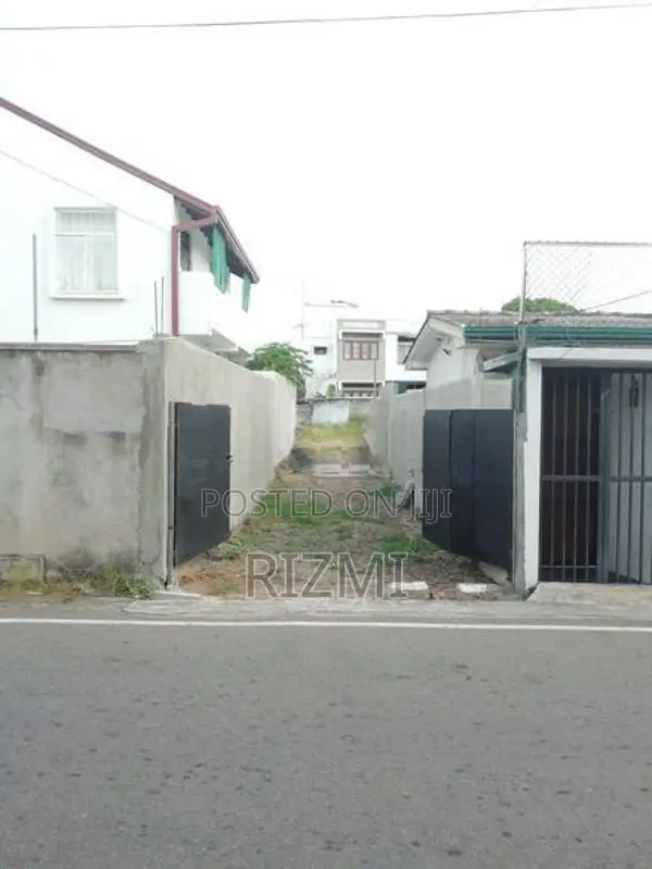 10.5 Perches Land for Sale in Polhengoda