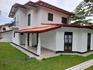 ලස්සන දෙමහල් නිවසක් විකිනිමට කෑස්බෑව