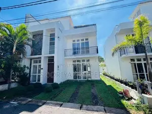 Almost Brand New Luxury House For Sale With Swimming pool - Piliyandal
