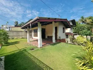 කොළඹ–නුවර ප්‍රධාන මාර්ගයට මුහුණලා දෙමහල් නිවස