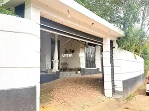 ප්‍රධාන බස් මාර්ගයන්ට 700m දුරින් වටිනා දෙමහල් නිවසක්