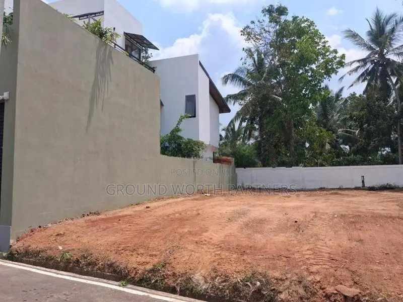 Valuable Land For Sale In Thalawathugoda Hokandara