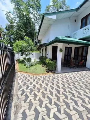 අලුතින් ඉදිවන ජයවර්ධනපුර විශ්වවිද්‍යාලටආසන්නයේ පදිංචිවියට දෙමහල් නිවසක