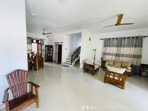 කාපට් පාරට මුහුණලා සුපිරි දෙමහල් නිවසක් විකිණීමට