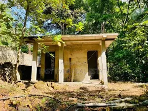 දිය පාරකට මායිම්ව අක්කර බාගයක් සමඟ අඩක් නිම කල විලා එකක්