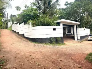 ප්‍රධාන බස් මාර්ගයන්ට 700m දුරින් වටිනා දෙමහල් නිවසක්