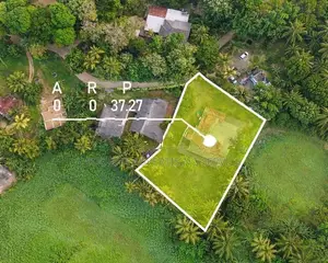Spacious Property with Old House for Sale in Mirigama