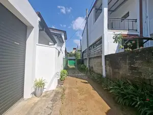 04 B/r Upstairs House Moratuwa