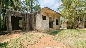 වටිනා ඉඩම සමඟ අඩක් නිමකළ නිවසක් Buthpitiya