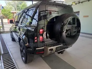 Land Rover Defender P400e 2025