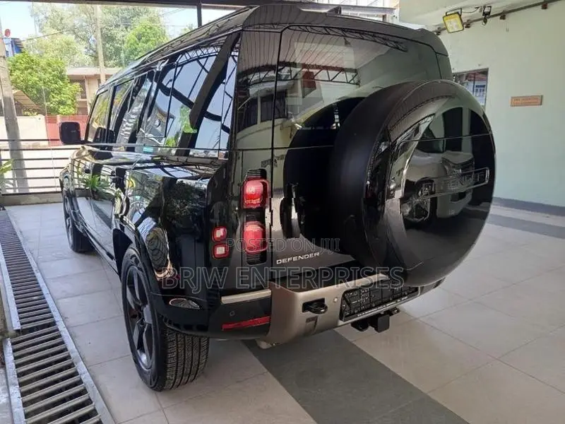 Land Rover Defender P400e 2025