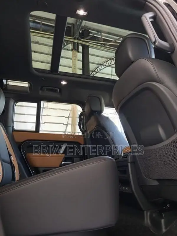 Land Rover Defender P400e 2025