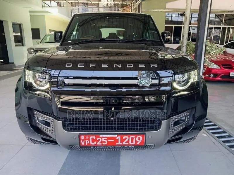 Land Rover Defender P400e 2025