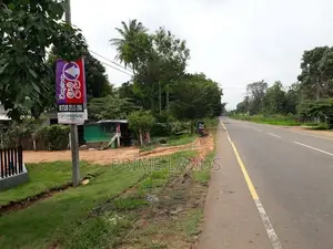 අනුරාධපුර කොළඹ පාරෙන් ව්‍යාපාරික බිම්කොටසක් විකිණීමට.